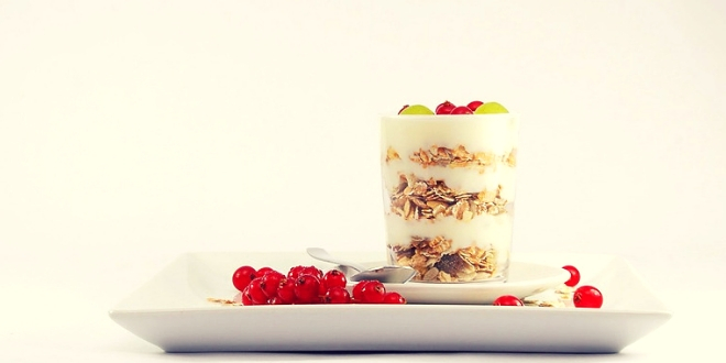 Yogurt with fruit and oats Yogurt with fruit and oats