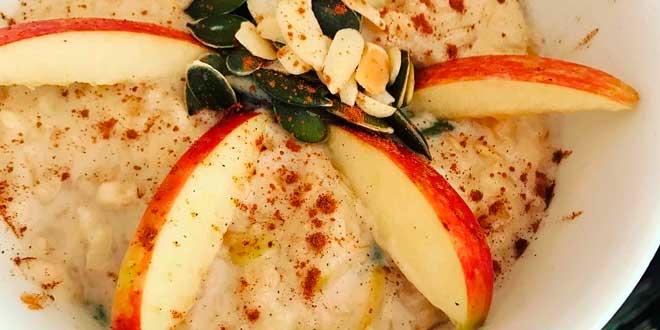 Oat Porridge with Apple and Pumpkin Seeds