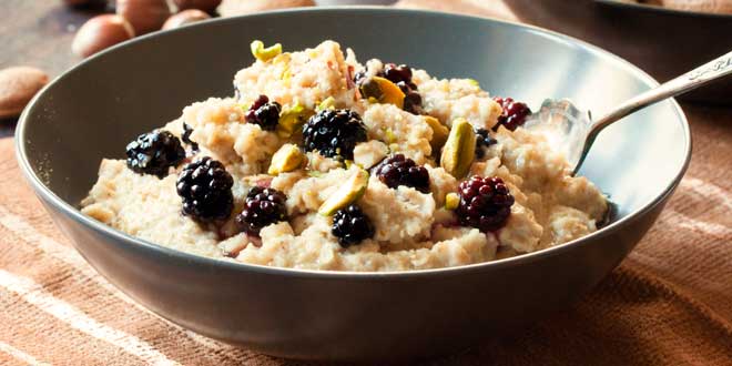 Oat Porridge with Blackberries and Pistachios