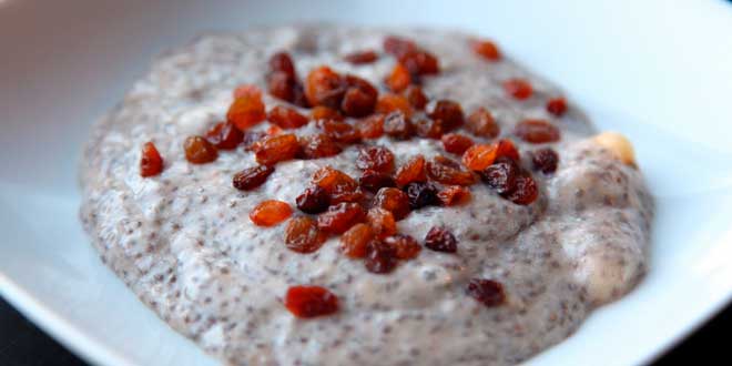 Oat Porridge with Chia Seeds and Raisins