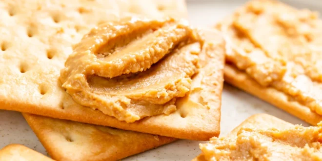 Crackers with Cashew Butter Crackers with Cashew Butter