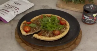 High-Protein Mushroom and Arugula Pizza
