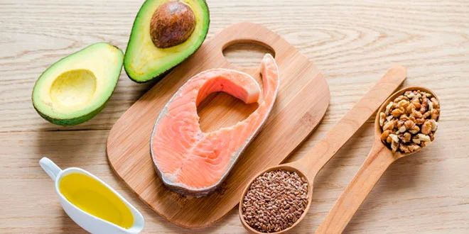 Losing weight: cut fats or carbs?